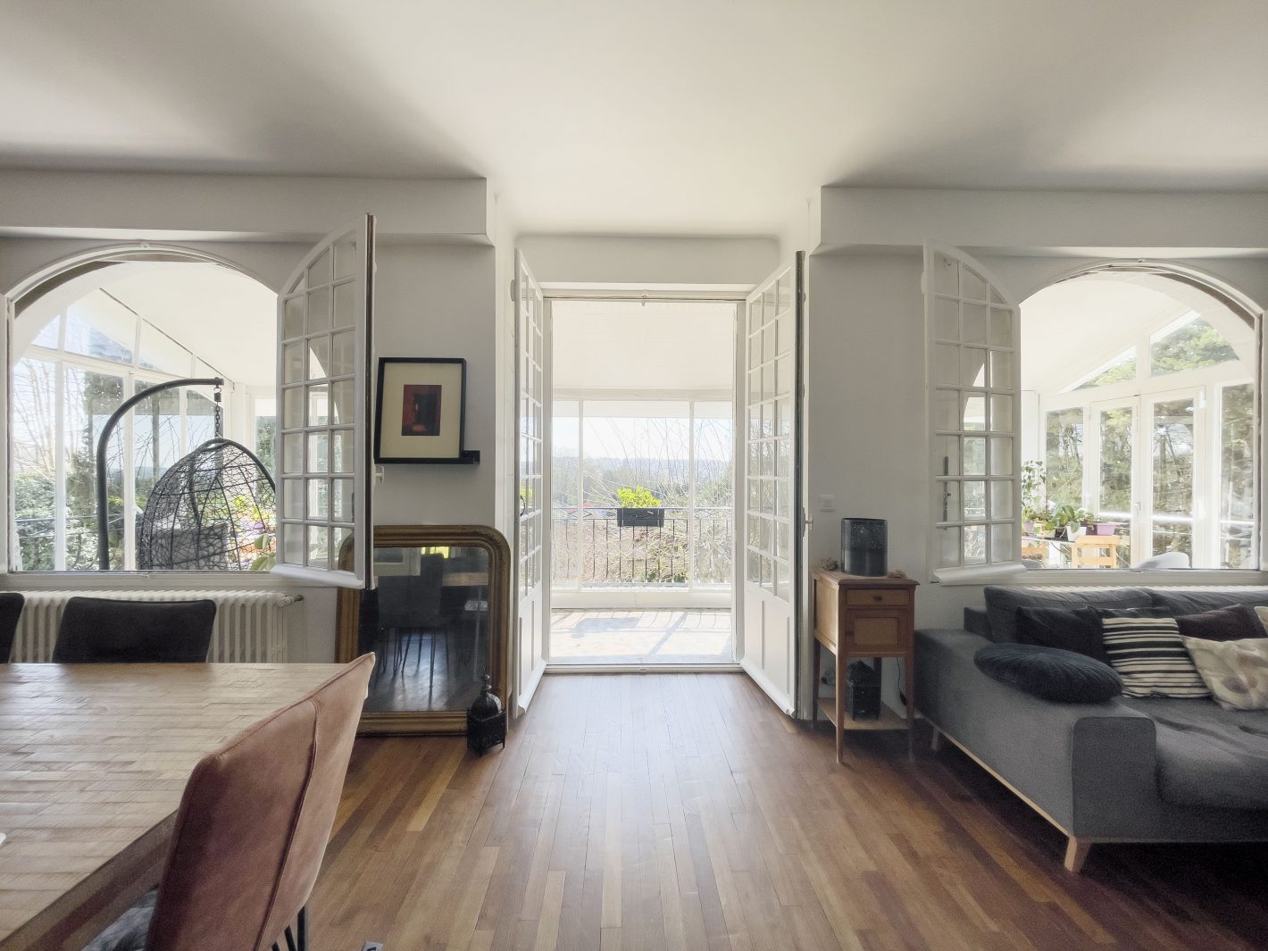 Intérieur de la maison de caractère à Pomponne avec jardin arboré